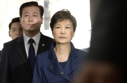 굳은 표정 박 전 대통령  뇌물수수 등 혐의로 구속영장이 청구된 박근혜 전 대통령이 30일 오전 서울 서초구 서울중앙지법에서 열린 구속 전 피의자심문(영장실질심사)에 출석하기 위해 법정으로 향하고 있다.    2017.3.30